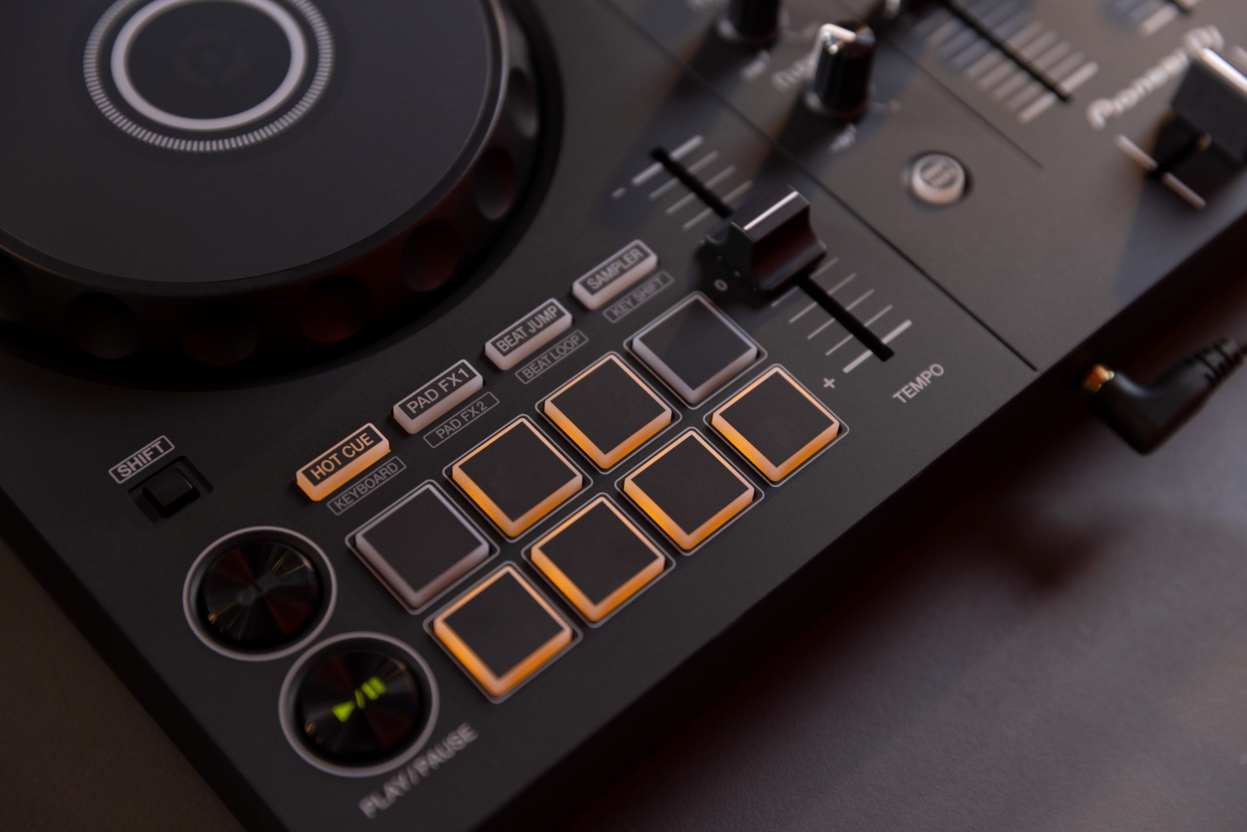 Pioneer DJ presenta el nuevo DDJ-FLX4: Un controlador DJ de 2